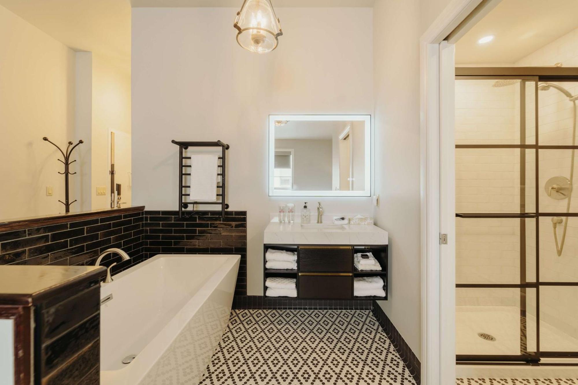 King Room with Walk-In Shower and Bath Tub - No Elevator Access/Non-Smoking,1699299168:JPEG